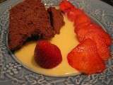 Gâteau fondant au chocolat et crème anglaise, carpaccio de fraises