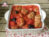 Boulettes de boeuf aux oignons, sauce tomate et olives noires