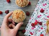 Muffins aux framboises moelleux à l' intérieur et croustillant sur le dessus