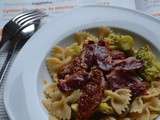 Farfalle au brocolis, tomates séchées et magret fumé de canard