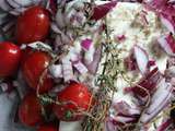 Papillote de feta aux tomates cerises et oignons rouges