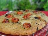 Foccacia tomates cerises, olives et romarin