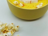 Soupe de maïs, popcorn, crème fouettée aux épices et allumettes de bacon