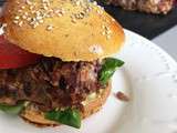 Hamburger Vegan – Tomate, steak aux haricots rouges et oignon rouge