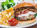 Burger maison au fromage de chèvre, poitrine et confit d’oignon