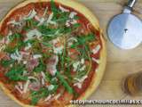 Pizza au jambon, roquette et parmesan