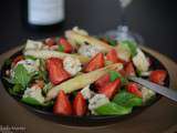 Salade aux asperges, fraises et roquefort