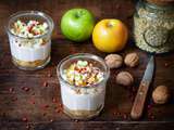 Verrine pommes, fromage blanc cannelle, noix et baies roses