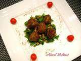 Boulettes au carvi sur lit de salade d’herbes et pois chiches frits