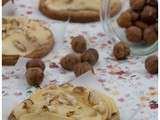 Tartelettes aux pommes sur pâte sablée (allégée) à la farine de châtaignes et éclats de noisettes (et caramel)