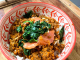 Poke bowl saumon, épinards et lentilles au lait de coco