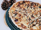 Tarte au bleu d'auvergne, champignons, poulet et noisettes