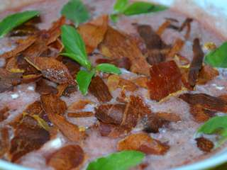 Gaspacho de pastèque, fêta, basilic et chips de jambon de pays