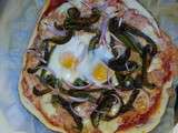 Pizza thon, poivron grillé et oeuf