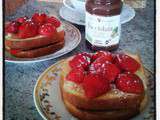 Idée petit déj ou brunch : toast de brioche à la pâte à tartiner et aux fraises