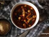 Soupe à la tomate , pois chiches et pâtes complètes