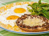 Champignons portobello aux oeufs sur le plat