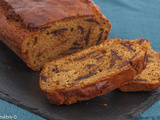 Gâteau du matin à la farine de riz et à la farine de pois chiche, aux bananes et palets de chocolat noir