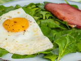 Salade d’épinards, oeuf et bacon