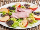 Salade de saison, jambon, coulemelles poêlées et pomme