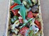 Tarte aux courgettes, poivrons, oignons, tomates aux herbes, sur fond de tapenade