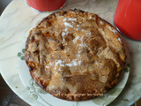 Gâteau au yaourt avec beaucoup de pommes sous une croûte croustillante