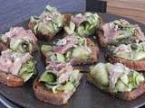 Tartines de jambon sec, courgettes et pignons de pin