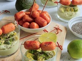 Crème d’avocat au lait de coco, mini brochettes de saucisses cocktail de porc rôties et graines de chia