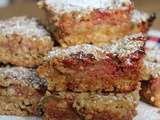 Oatmeal squares ou carrés de flocons d'avoine rhubarbe et fraises