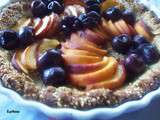 Tarte aux pêches et cerises sur croûte aux noix et quinoa