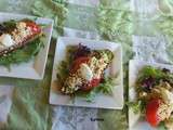 Tartine de pain de seigle grillée, avec pesto de fleur d'ail, tomate, et tofu-feta