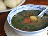 Soupe acidulée et pimentée de brèdes mourongue en bouillon de poulet minute, aux tomates et au tamarin