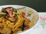 Spaghettis avec courgettes frites, bacon et fromage caciocavallo