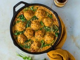 Boulettes de poisson, épinards et sauce au curry