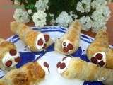 Cornets de pâte feuilletée garnis de crème chantilly et fraises des bois