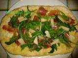 Pizza blanche au jambon cru et roquette au four à bois