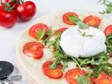 Pizza blanche à la burrata, tomate et roquette