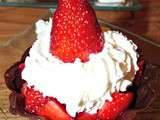 Coque chocolat, fraises, chantilly