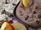 Dip gourmand au chocolat pour encas sain et protéiné (au tofu soyeux et purée de noisettes)