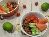 Bowl cake au saumon fumé, avocat, lentille et quinoa