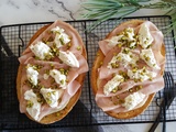 Bruschetta à la mortadella, provoletta, burrata et éclats de pistache