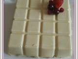 Fraisier en coque de chocolat blanc