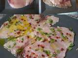 Carpaccio d'espadon aux baies roses