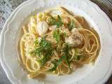 Linguine aux joues de loup, crevettes et roquette