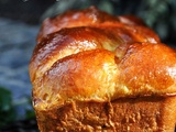 Brioche à l'eau de fleurs d'oranger, zestes d'oranges et kiwi désydraté