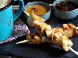 Brochettes de poulet, sauce pimentée & sauce à la pâte de cacahuètes