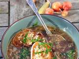 Soupe à l'oignon, au bleu d'Auvergne et noix