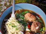 Soupe asiatique aux boulettes de boeuf et nouilles aux oeufs