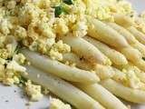 Asperges blanches aux oeufs durs, thym frais et piment d'espelette