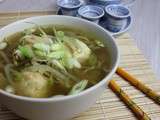 Bouillon de poule aux légumes et boulettes au gingembre